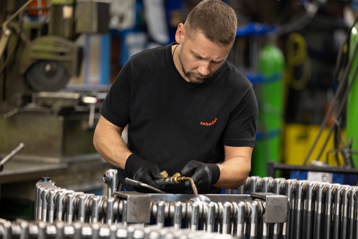 Man working with zehnder charlston radiator