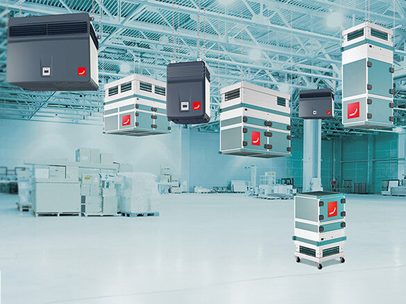 mehrere  industriellen Luftreiniger hängen an der decke einer halle