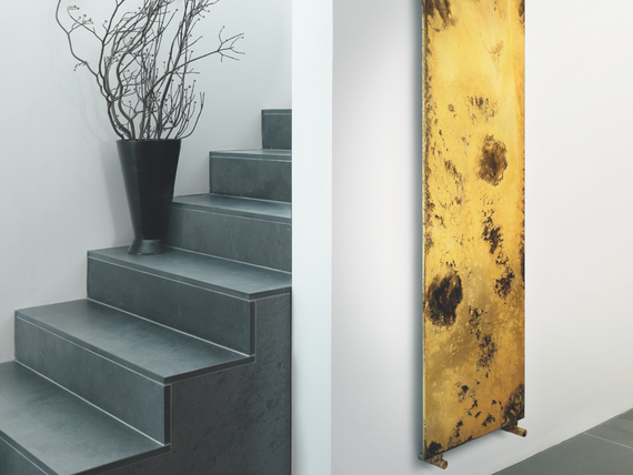 treppenhaus mit einem zehnder arteplano design heizkörper